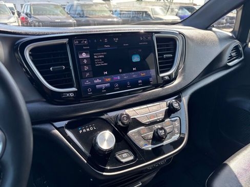 Used 2025 Chrysler Pacifica Select FWD image 20