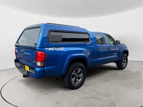 Used 2017 Toyota Tacoma TRD Sport w/ Tow Package AWD/4WD image 5