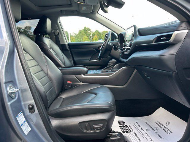 Used 2022 Toyota Highlander XLE AWD/4WD image 30