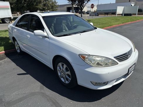 Used 2005 Toyota Camry XLE FWD image 3