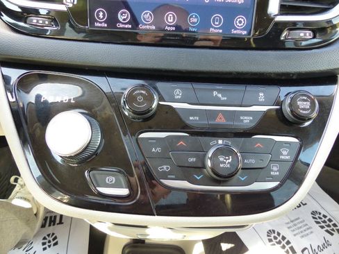 Used 2020 Chrysler Pacifica Limited FWD image 31