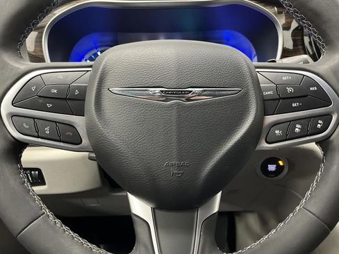 Used 2022 Chrysler Pacifica Limited w/ Uconnect Theater Family Group image 19