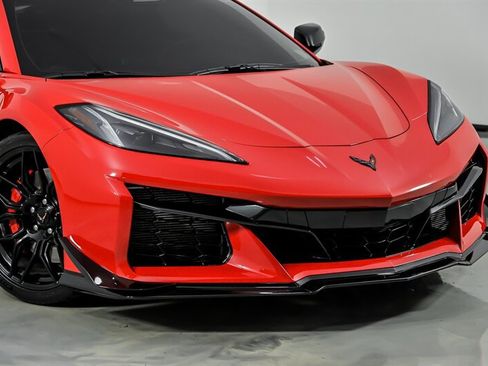 Used 2025 Chevrolet Corvette Z06 RWD image 2