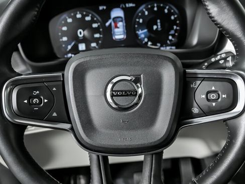Used 2019 Volvo XC40 T4 Momentum image 26