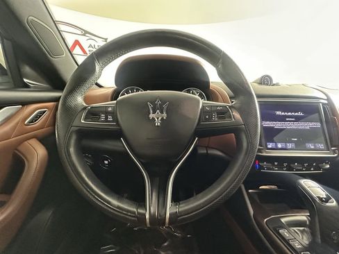 Used 2021 Maserati Levante image 31