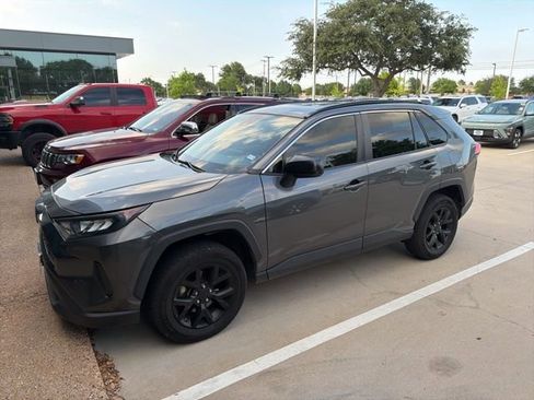 Used 2021 Toyota RAV4 LE FWD image 6