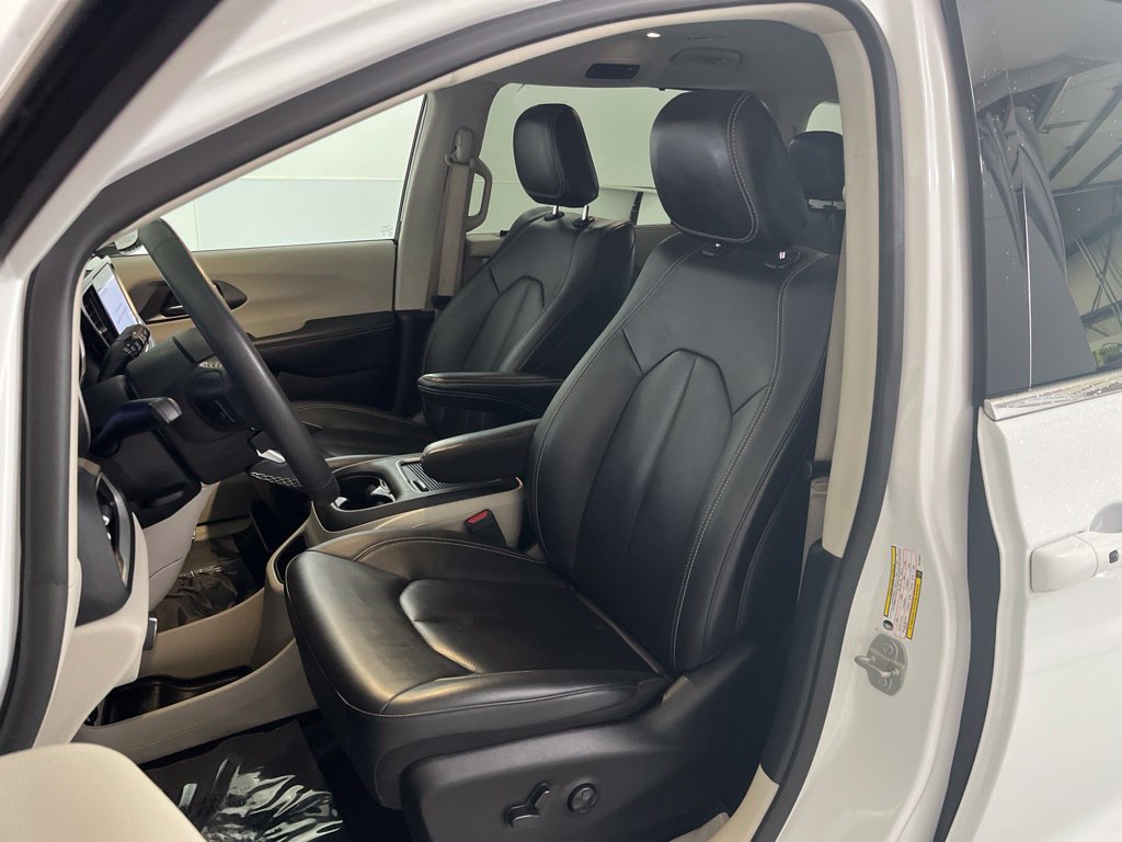 Used 2024 Chrysler Pacifica Touring-L FWD image 18