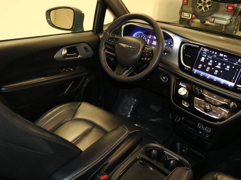 Used 2022 Chrysler Pacifica Touring-L w/ S Appearance Package FWD image 16