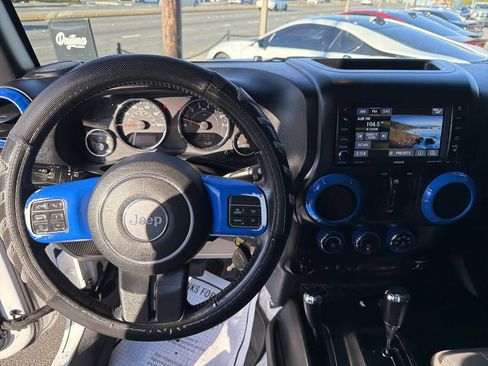 Used 2017 Jeep Wrangler Unlimited Rubicon w/ Connectivity Group image 27
