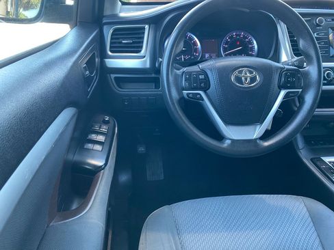 Used 2016 Toyota Highlander LE image 18