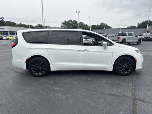 Used 2021 Chrysler Pacifica Touring-L w/ Uconnect Theater Family Group FWD image 6