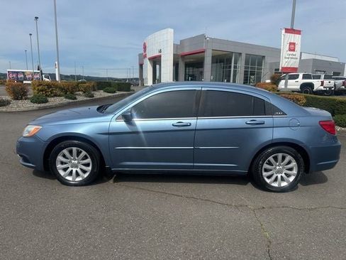 Used 2011 Chrysler 200 Touring FWD image 9
