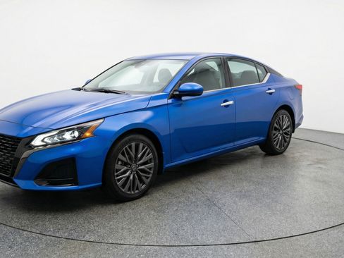 Used 2025 Nissan Altima 2.5 SV image 3