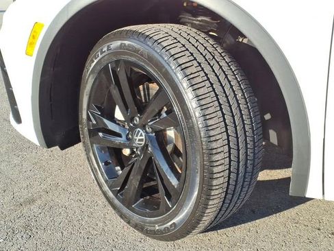 Used 2023 Volkswagen Tiguan SE R-Line image 4