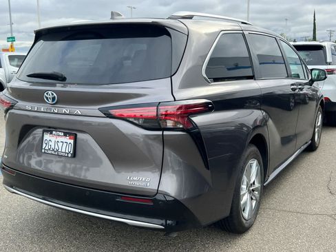 Used 2023 Toyota Sienna Limited AWD/4WD image 4