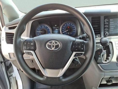 Used 2020 Toyota Sienna L FWD image 15