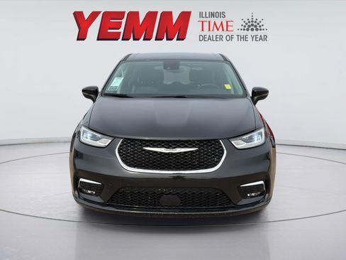 Used 2023 Chrysler Pacifica Touring-L FWD image 3