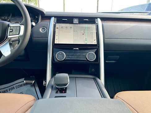 New 2025 Land Rover Discovery Dynamic SE image 15