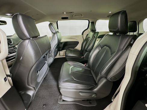 Used 2023 Chrysler Pacifica Touring-L FWD image 27
