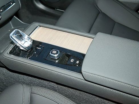 New 2026 Volvo XC90 B6 Plus w/ Protection Package Premier image 16