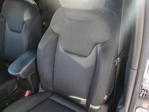 Used 2023 Jeep Renegade Latitude AWD/4WD image 16