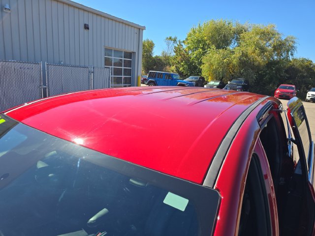 Used 2025 Chrysler Pacifica Select FWD image 12