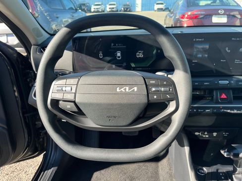 Used 2025 Kia K4 LXS image 28