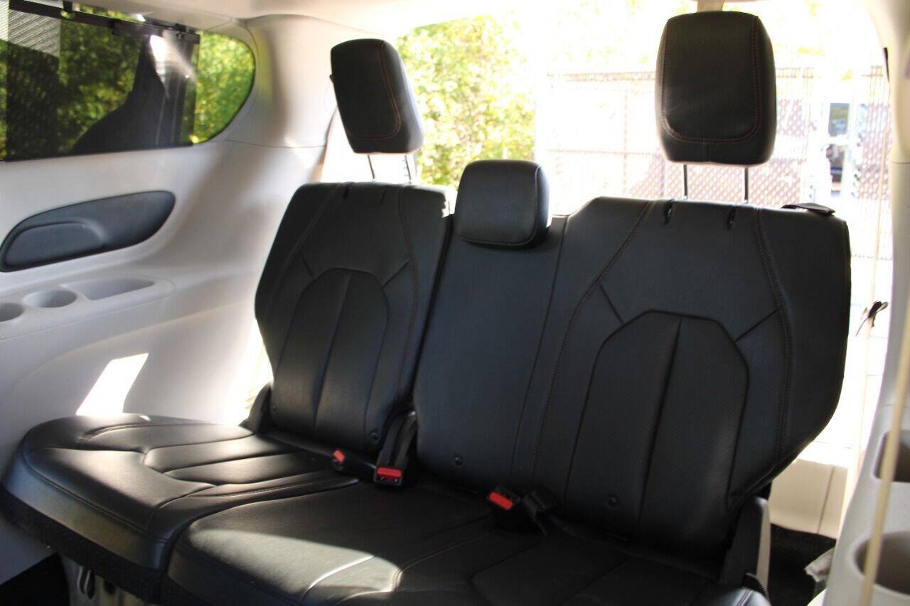 Used 2020 Chrysler Pacifica Touring-L FWD image 39