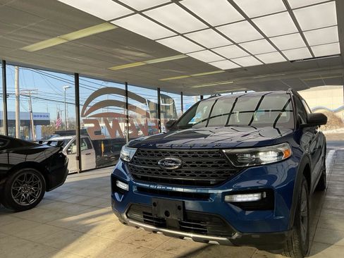 Used 2021 Ford Explorer XLT w/ Equipment Group 202A image 3