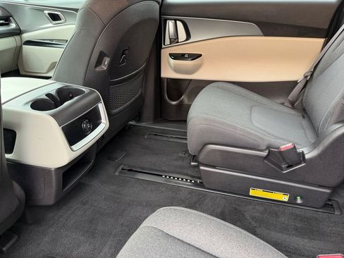Used 2023 Kia Carnival LX FWD image 16