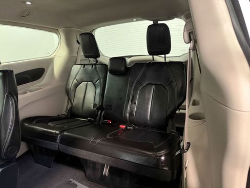 Used 2024 Chrysler Pacifica Touring-L image 49