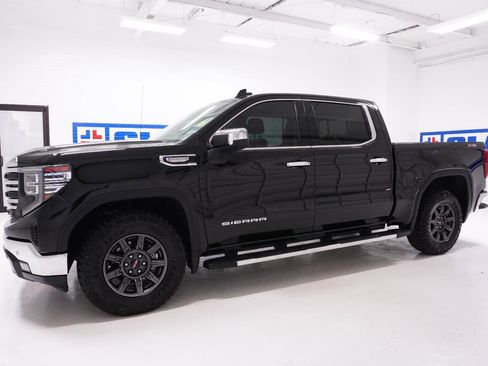 Used 2024 GMC Sierra 1500 SLT image 8