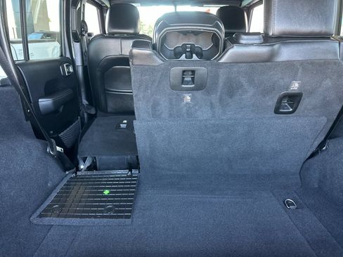 Used 2018 Jeep Wrangler Unlimited Sahara AWD/4WD image 15