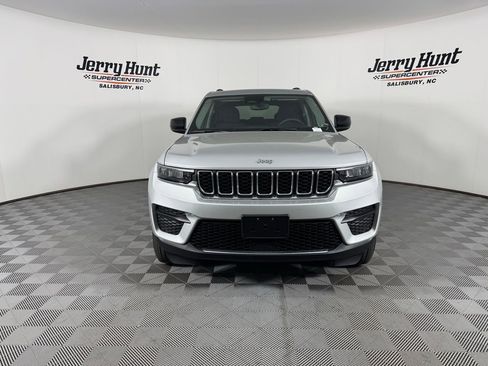 Used 2023 Jeep Grand Cherokee Laredo X image 7