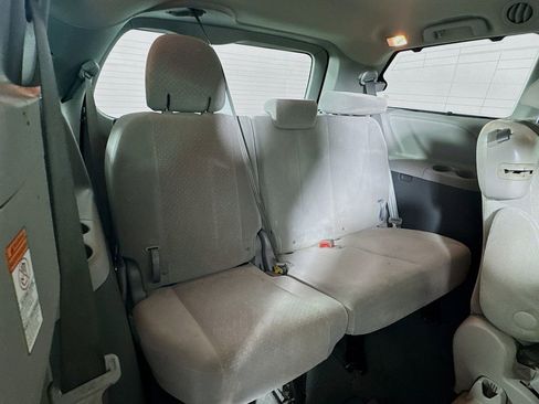 Used 2015 Toyota Sienna LE image 31