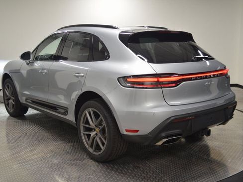 Certified 2025 Porsche Macan AWD/4WD image 3