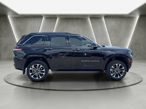 Used 2023 Jeep Grand Cherokee Overland w/ Luxury Tech Group IV AWD/4WD image 8