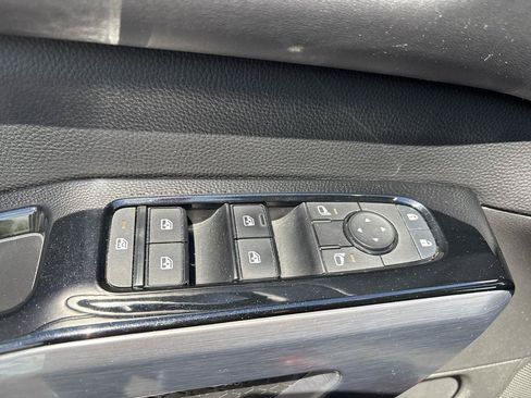 Used 2022 Nissan Pathfinder SL AWD/4WD image 16