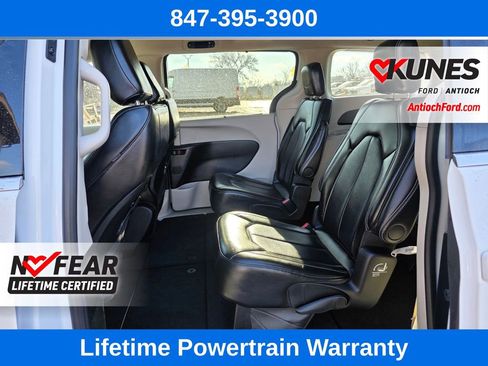 Used 2024 Chrysler Pacifica Touring-L image 19