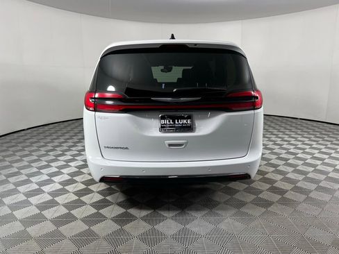 Used 2024 Chrysler Pacifica Touring-L image 7
