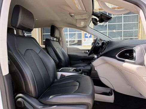 Used 2024 Chrysler Pacifica Limited FWD image 30