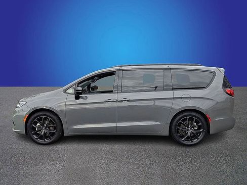 Used 2025 Chrysler Pacifica Limited FWD image 7