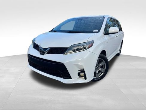 Used 2019 Toyota Sienna SE image 9