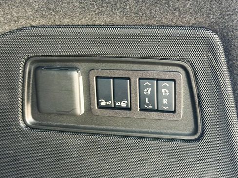 Used 2024 Cadillac Escalade Premium Luxury AWD/4WD image 13