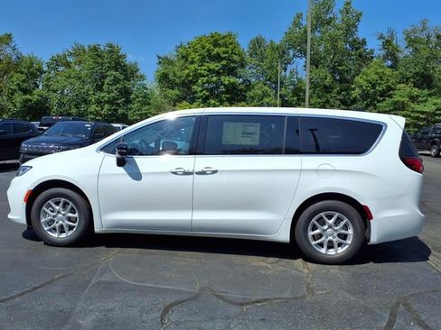 New 2026 Chrysler Pacifica Select image 6