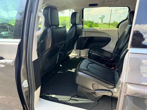 Used 2023 Chrysler Pacifica Touring-L FWD image 17