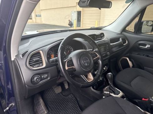Used 2017 Jeep Renegade Latitude w/ Cold Weather Group image 13
