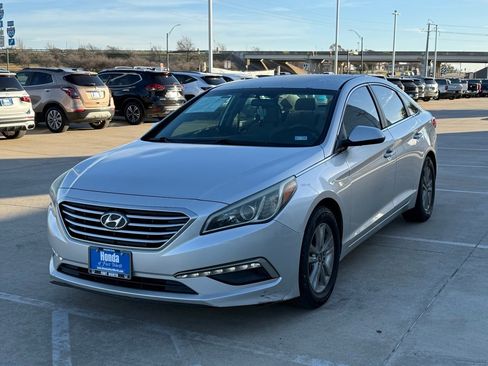 Used 2015 Hyundai Sonata SE image 1