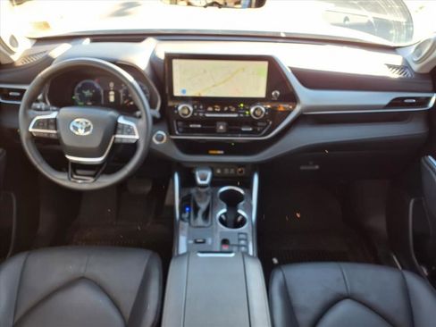 Used 2025 Toyota Highlander Platinum image 11