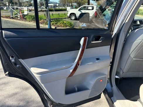 Used 2013 Toyota Highlander Limited image 32